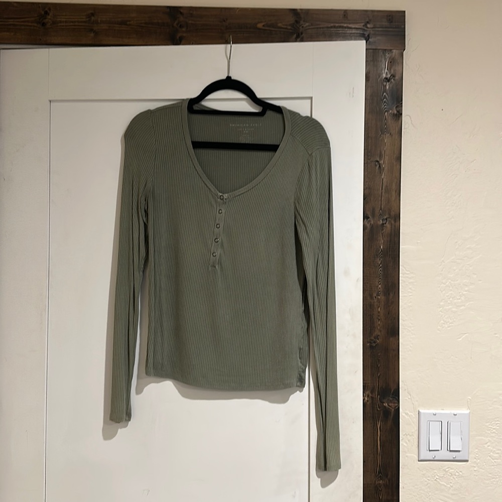 American Eagle lang sleeve